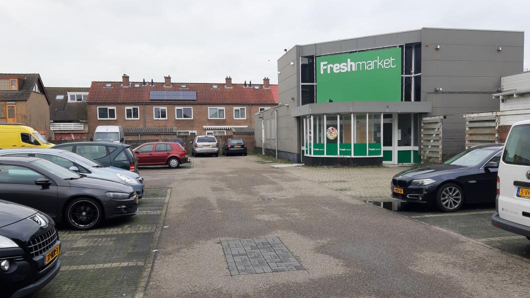 Locatie van de Oude Plussupermarkt met parkeerplaats