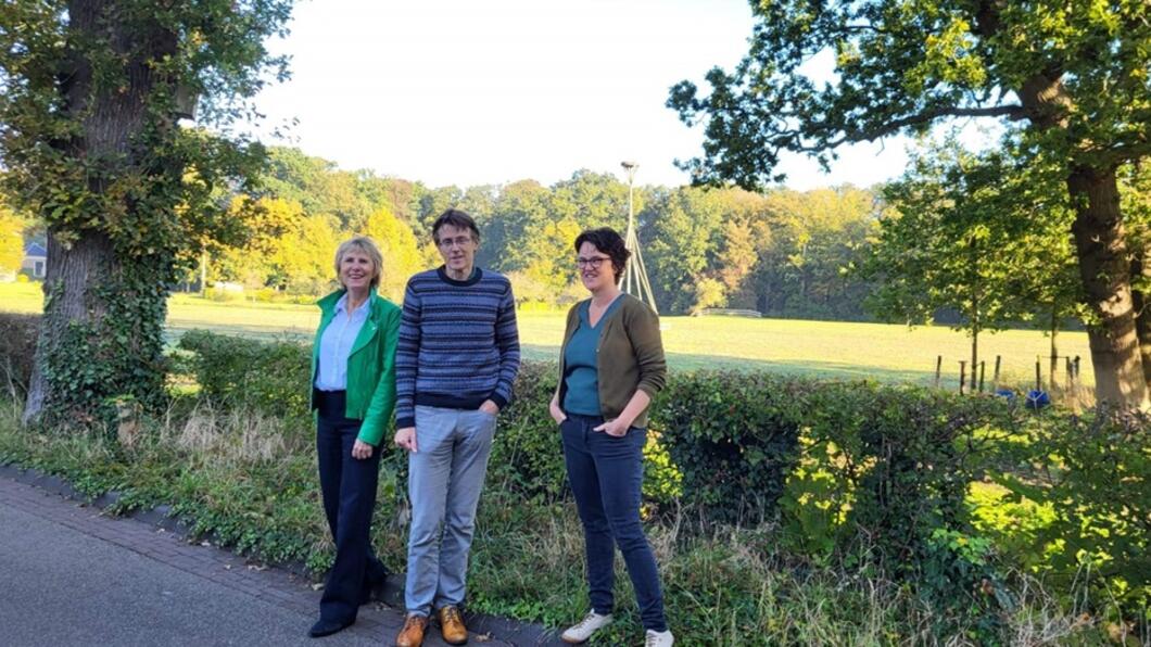 Carla Hilverda (CDA), Leo Blom (GroenLinks) en Mirjam Mack (ChristenUnie) bij een haag